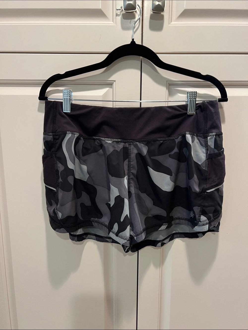Athleta Women's Gray Camo Athletic Shorts Medium 👍